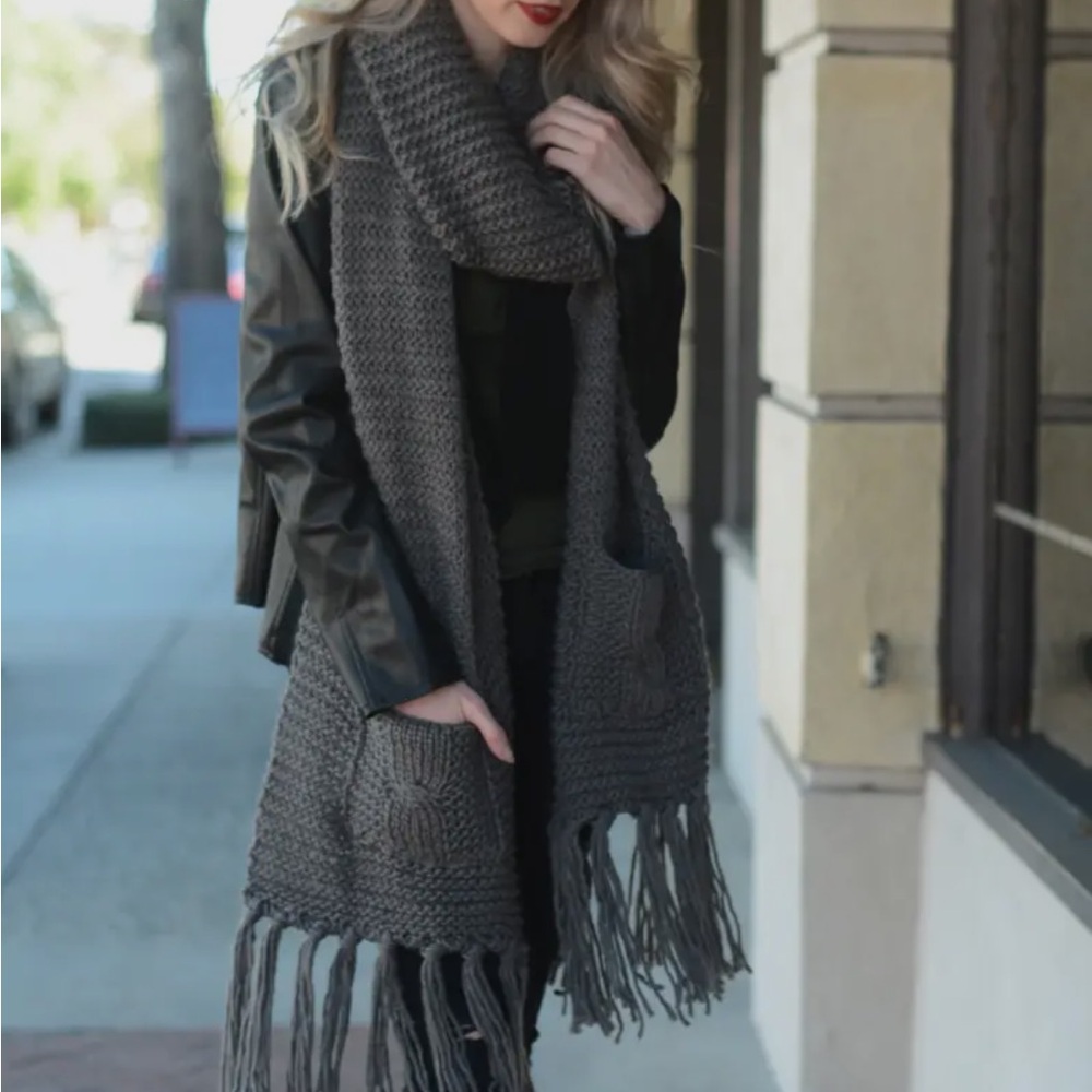 Chunky Oversized Two Pocket Scarf - Picture 9 of 12